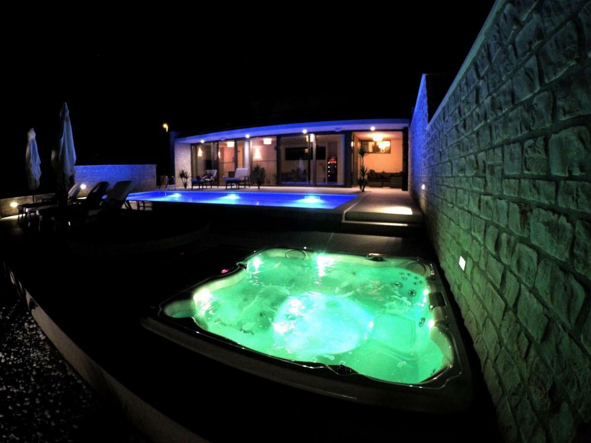 Villa Carisma Island Vis Exterior foto